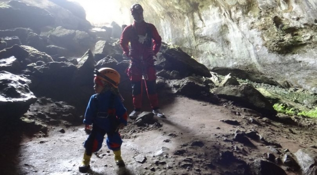 padre y nino en el interior de una gruta